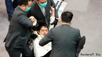 Hongkong Legislativrat Prügelei Sicherheitskräfte