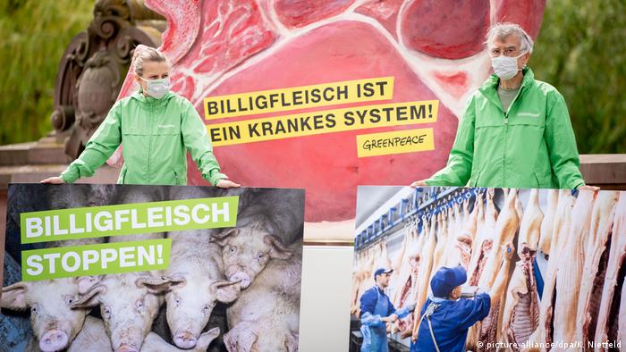 Aktivisten von Greenpeace protestieren vor dem Bundeskanzleramt in Berlin gegen die Fleischindustrie auf den Plakaten steht: Billigfleisch stoppen, Billigfleisch ist ein krankes System 