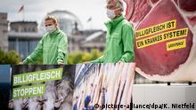 Activistas de Greenpeace protestando contra la industria cárnica en Berlín. 