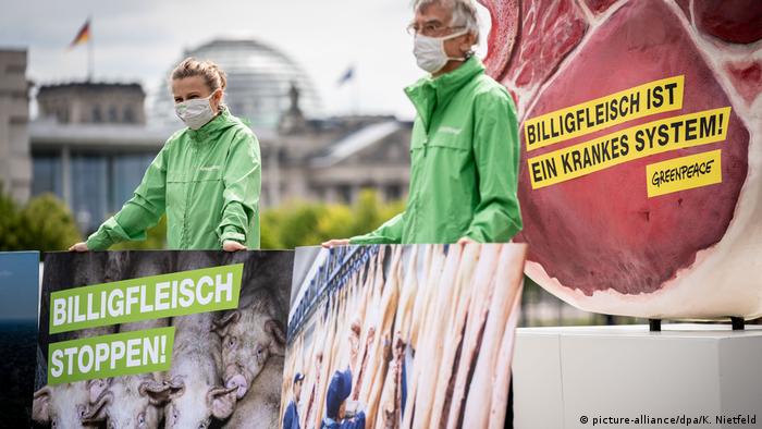 Activistas de Greenpeace protestando contra la industria cárnica en Berlín. 