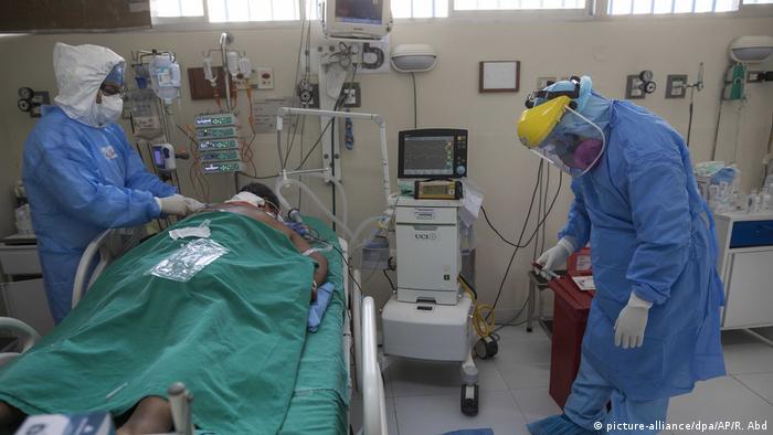 Unidad de Cuidados Intensivos en un hospital de Lima, Perú.
