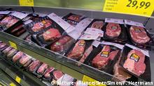 Trotz Missstaenden in der Fleischindustrie- Aldi will die Fleischpreise senken.
Blick in ein Kuehlregal mit in Folie geschweisstes abgepacktes Fleisch des Discounters ALDI am 20.05.2020. | Verwendung weltweit