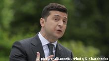 20.05.2020 *** President of Ukraine Volodymyr Zelensky talks to media during his media conference in Kyiv, Ukraine, May 20, 2020. Due to the quarantine measures introduced in Ukraine to counter the spread of the COVID-19 epidemic, a limited number of media representatives were invited to a press conference by President Zelensky, on the anniversary of his election. (Photo by Sergii Kharchenko/NurPhoto) | Keine Weitergabe an Wiederverkäufer.