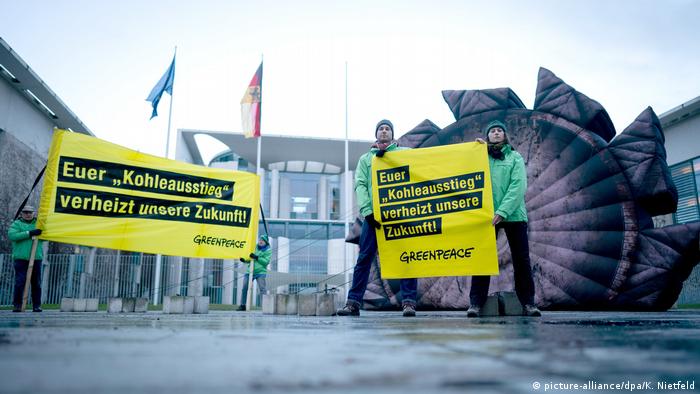 Zu Spät und zu langsam: Protest gegen das geplante Kohleausstiegsgesetz vor dem Bundeskanzleramt in Berlin. Auf den Plakaten steht: Euer Kohleausstieg verheizt unsere Zukunft. 