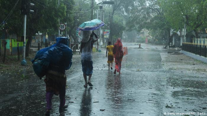 Cyclone Amphan slams into Bangladesh, India as millions flee | News | DW |  20.05.2020