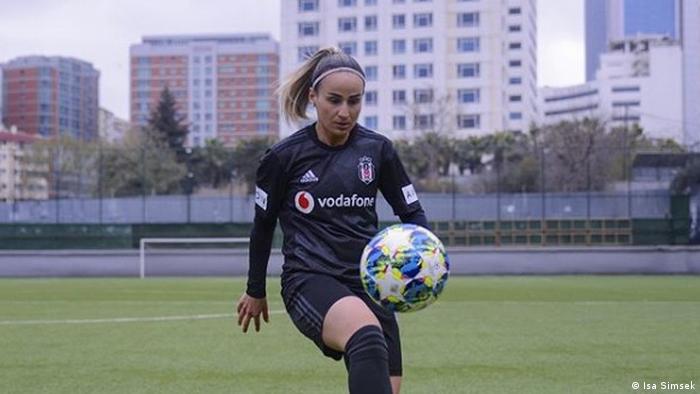 Türkiye'de bu sezon Kadınlar Süper Ligi adını alan Kadınlar 1. Ligi'nin son şampiyonu Beşiktaş oldu. Beşiktaş'ın oyuncularından Arzu Karabulut da Almanya doğumlu.