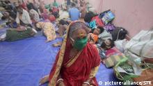 Residents rest in a shelter ahead of the expected landfall of cyclone Amphan in Dhamra area of Bhadrak district, 160 km away from the eastern Indian state Odisha's capital city as the Cyclone 'Amphan' cross the Bay of Bengal Sea's eastern coast making devastation on the cyclonic weather wind and rain and make landfall on the boarder of West Bengal and Bangladesh on May 20, 2020. (Photo by STR/NurPhoto) | Keine Weitergabe an Wiederverkäufer.