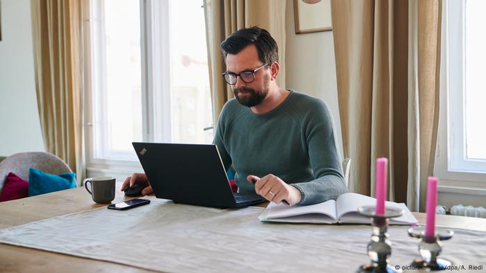 En la eurozona, la mayoría de personas en teletrabajo está en el sector de la comunicación, son expertos, o están en puestos directivos. En la eurozona, la mayoría de personas en teletrabajo está en el sector de la comunicación, son expertos, o están en puestos directivos.