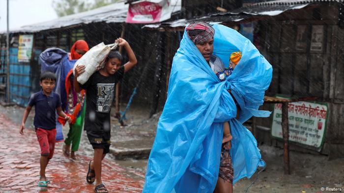 Personas buscando refugio de un ciclón en Bangladesh. (Mayo de 2020).