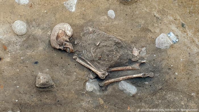 Deutschland | Archäologie | Frauenskelett bei Erdarbeiten entdeckt (picture-alliance/dpa/Archaeros/P. Roskoschinski)