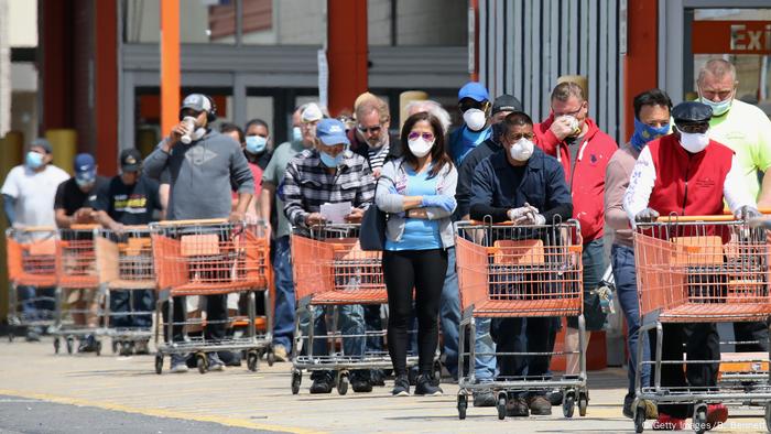 Supermarktkunden in New York - ihre Stadt ist in den USA von der Pandemie am stärksten betroffen 