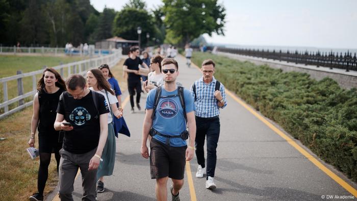 Media start-up members walk along a footpath during a DW Akademie workshop in Kiev, Ukraine