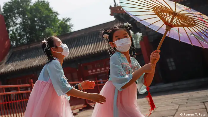 BdTD China Peking Kinder mit Masken spielen in Nähe des Eingangs zur Verbotenen Stadt