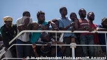 Approximately 1,200 refugees landed in Salerno, aboard the Maritime Maritime Patrol Ship of the Spanish Civil Guard Rio Segura . Onboard 256 children (13 newborns) and 11 pregnant women. The nationalities are: Congo, Nigeria, Ghana, Mali, Gambia, Niger, Guinea, Sudan, Senegal, Bangladesh, Pakistan, Cameroon. In the last 48 in Italy, 12,000 migrants are being landed, from 22 ships, many of them from non-governmental organizations. The Italian government is considering the possibility of denying the landing in Italian ports to ships carrying migrant bailouts in front of Libya but battling a flag other than that of the Italian. (Italy, Salerno, June 29, 2017) PUBLICATIONxINxGERxSUIxAUTxONLY Copyright: xMichelexAmorusox/xIPAx/xMichelexAmorusox
approximately 1 200 Refugees landed in Salerno Aboard The Maritime Maritime Patrol Ship of The Spanish Civil Guard Rio Segura Onboard 256 Children 13 Newborn and 11 Pregnant Women The Nationalities are Congo Nigeria Ghana Mali Gambia Niger Guinea Sudan Senegal Bangladesh Pakistan Cameroon in The Load 48 in Italy 12 000 Migrants are Being landed from 22 Ships MANY of THEM from Non Governmental Organizations The Italian Government IS considering The possibility of antiquarian denying The Landing in Italian Ports to Ships carrying Immigrant Bailouts in Front of Libya but battling a Flag Other than Thatcher of The Italian Italy Salerno June 29 2017 PUBLICATIONxINxGERxSUIxAUTxONLY Copyright xMichelexAmorusox xMichelexAmorusox