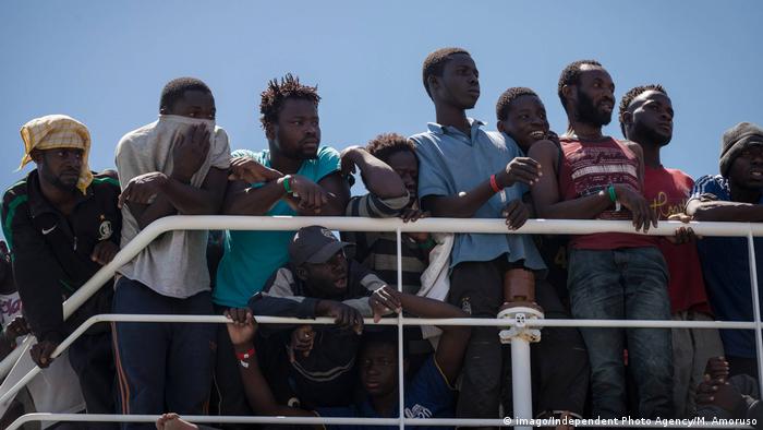 Approximately 1,200 refugees landed in Salerno, aboard the Maritime Maritime Patrol Ship of the Spanish Civil Guard Rio Segura