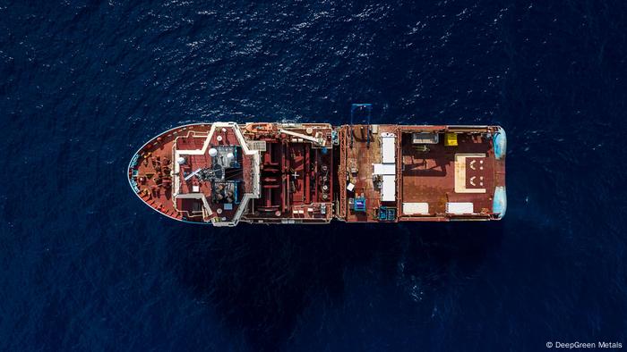 Ein Spezialboot kann mit seiner Ausrüstung pro Jahr auf etwa 200 Quadratkilometer Meeresboden rund drei Millionen Tonnen nasser Knollen abernten. Das entspricht einer Trockenmasse von zwei Millionen Tonnen