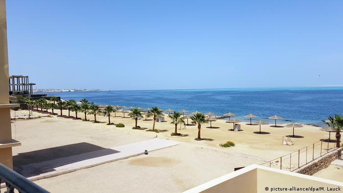 Menschenleerer Badestrand im ägyptischen Hurghada im Frühjahrslockdown 2020
