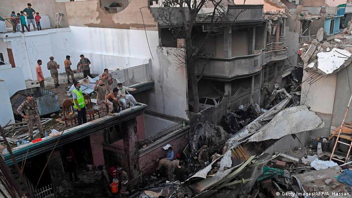 Pakistan Flugzeugabsturz in Wohnhäuser in Karatschi