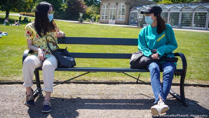 Будь-яка захисна маска допомагає уникнути розповсюдження небезпечних краплин