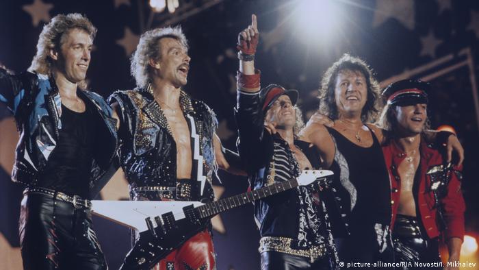 Die Hard Rock-Band Scorpions in Moskau bei einem Konzert vor tausenden Menschen