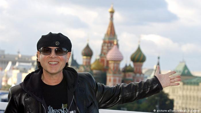 Rocksänger Klaus Meine posiert in Mütze und Sonnenbrille vor dem Roten Platz in Moskau