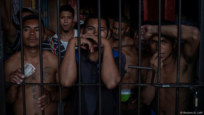 Reclusos hondureños sufren por las malas condiciones en las cárceles del país. 
