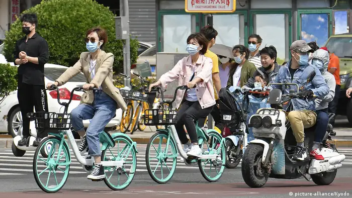 China Peking Fahrradfahrer mit Mundschutz