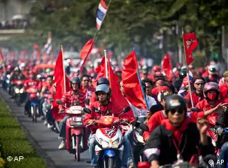 泰国红衫军继续举行示威