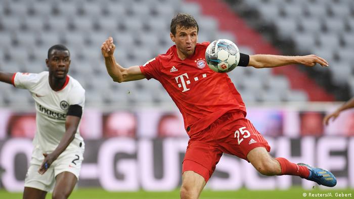 Fußball Bundesliga FC Bayern München v Eintracht Frankfurt - Bundesliga Tor Müller 2:0 (Reuters/A. Gebert)