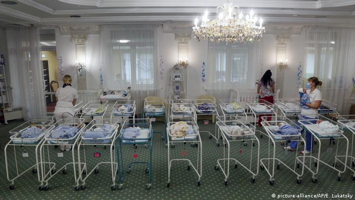 Немовлята, які чекають на біологічних батьків у готелі в Києві 