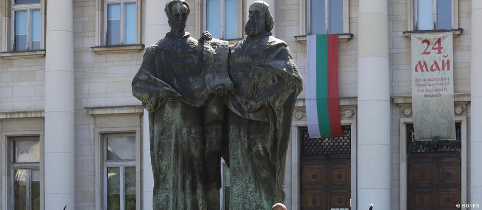 Споменик на светите браќа Кирил и Методиј пред бугарската Национална библиотека во Софија