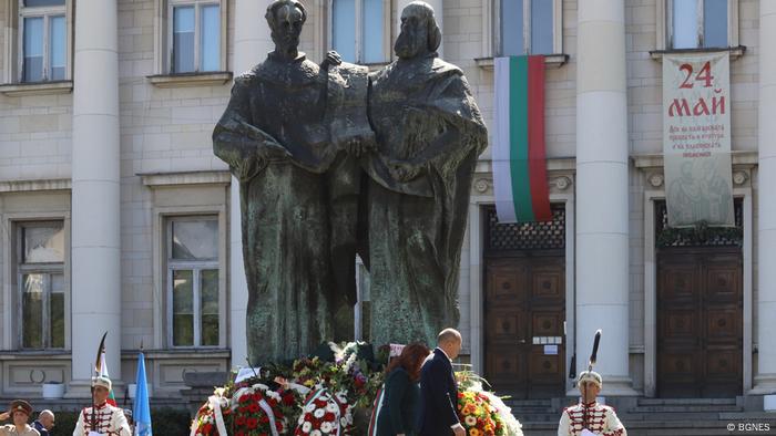 Споменик на светите браќа Кирил и Методиј пред националната библиотека во Софија, Бугарија
