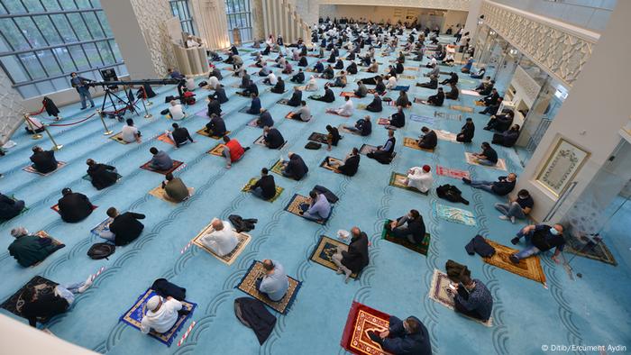 Köln Ditib-Zentralmoschee Gläubige beim Gebet