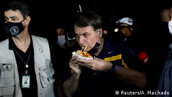 Brasilien Jair Bolsonaro beim Hot Dog essen