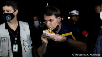 Brasilien Jair Bolsonaro beim Hot Dog essen