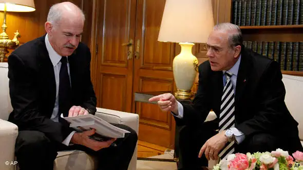 Der griechische Premierminister George Papandreou (links) spricht mit dem OECD-Generalsekretär Angel Gurria (rechts) am 15.03.2010 in Athen (Fptp: AP)