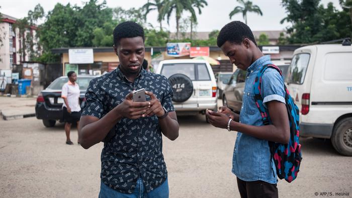 Junge Männer mit Smartphones in Lagos, Nigeria