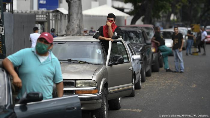 En el país se forman largas colas para comprar gasolina.