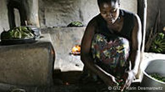 Kochen mit einem energiesparenden Herd in Uganda