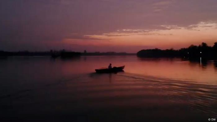 Barca en el río en Rukam, Indonesia al atardecer.