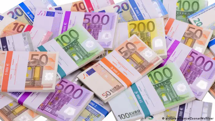 Euro Banknoten und Geldbündel