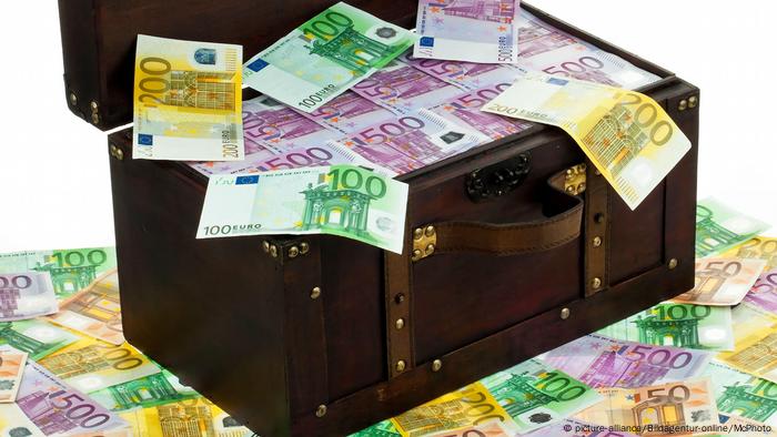 Eine grosse Truhe mit Euro Banknoten Eine grosse Truhe mit Euro Banknoten