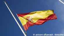 The Spanish flag is flown at half mast on the first day of the official 10 days of public mourning on May 26, 2020 in Madrid Spain. All regions of Spain have now entered either Phase One or Phase Two of the transition from its coronavirus lockdown. Covid-19 (Photo by Oscar Gonzalez/NurPhoto) | Keine Weitergabe an Wiederverkäufer.