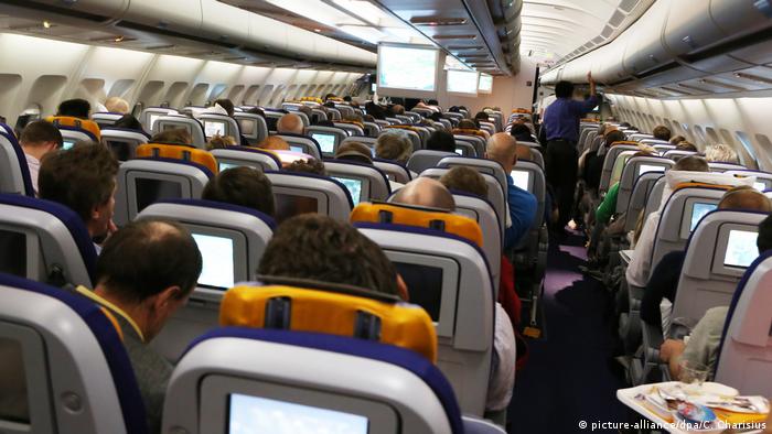 Flugreisende in einer Maschine der Lufthansa
