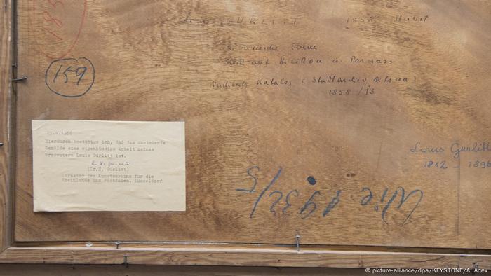 Handschriftliche Anmerkungen auf der Rückseite eines alten Gemäldes
BU: 