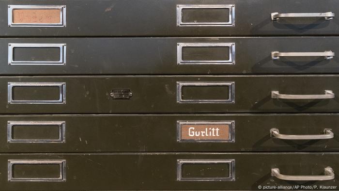 Alter Metallschrank mit Schubladen