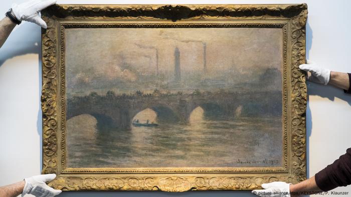 Mitarbeiter des Kunstmuseums hängen das Gemälde Waterloo Bridge des französischen Künstlers Claude Monet auf