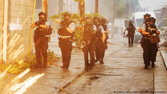 La policía antidisturbios lanzó gases y balas de goma a los manifestantes (26.05.2020)