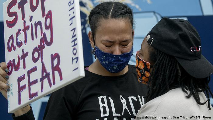 Una manifestante llora desconsolada por la muerte de Floyd (26.05.2020)
