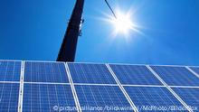 Solaranlage und Windrad vor blauem Himmel | solar plant and wind power plant against blue sky | Verwendung weltweit